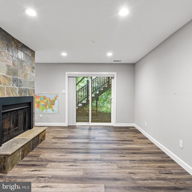 Building Photo - 3704 Oak Hill Way