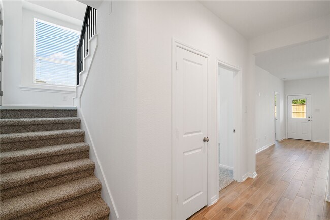 Building Photo - 611 Silver Pear Ct