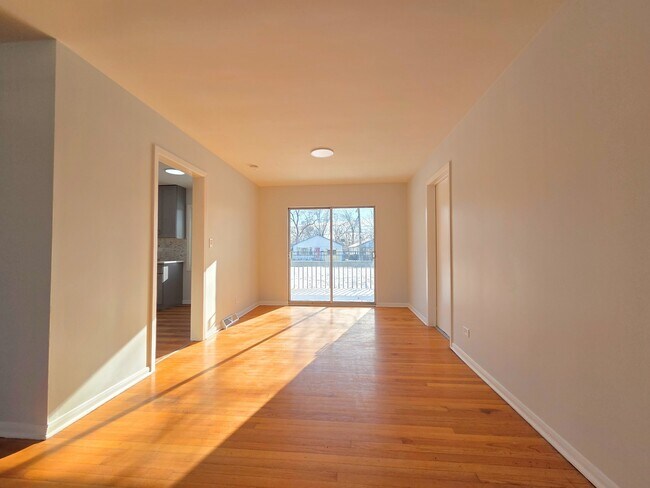 Building Photo - 29 E Lake Shore Dr