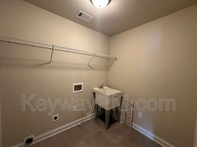 Building Photo - 688 Tree Top Trl