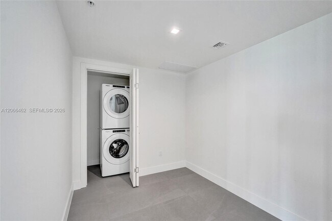 Building Photo - 1170 E Hallandale Beach Blvd