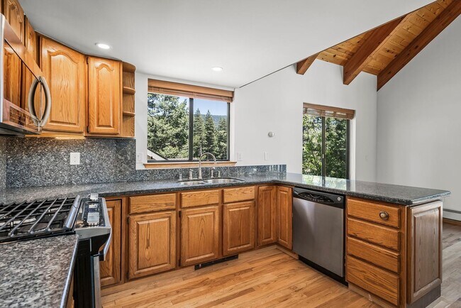 Building Photo - Remodeled Mountain Style Home