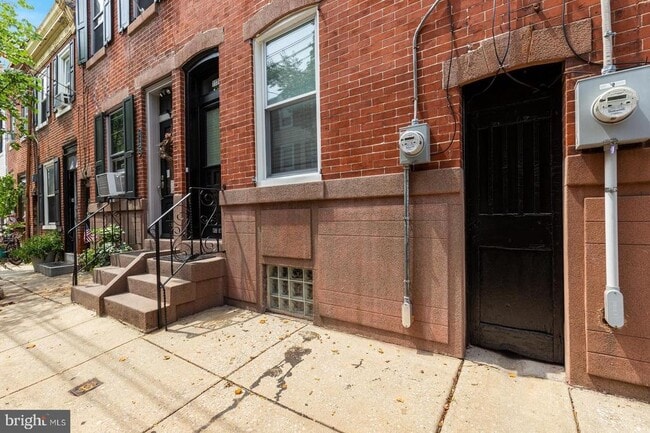 Building Photo - 1134 E Oxford St
