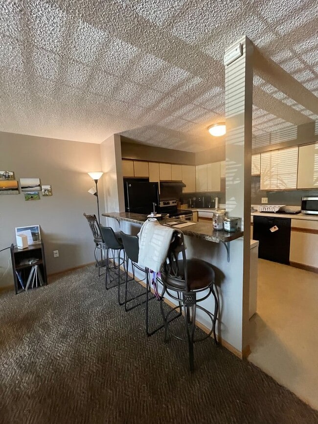 Building Photo - Great Townhome! Close to Campus!