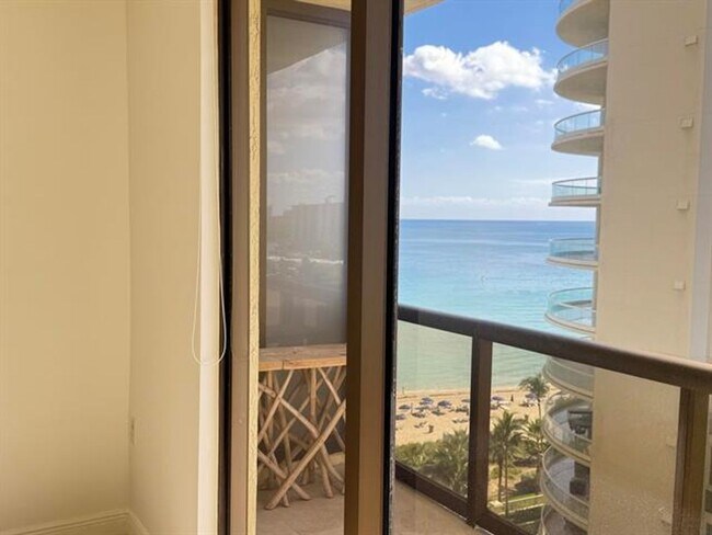 Building Photo - 16275 Collins Ave