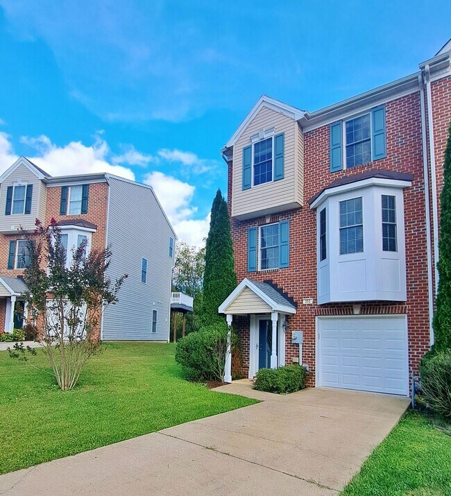 Building Photo - 3 Bed / 2-1/2 Bath Single Family Townhome with 1-Car Garage