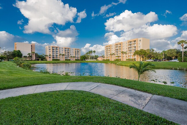 Building Photo - 2828 Tennis Club Dr