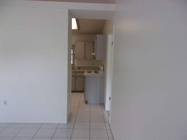 Building Photo - 2261 Maximilian Ave