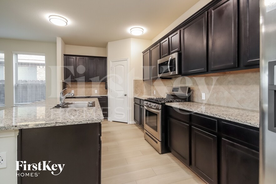 Building Photo - 2826 Torrey Pines Dr