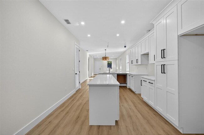 Building Photo - 1515 E Knollwood St