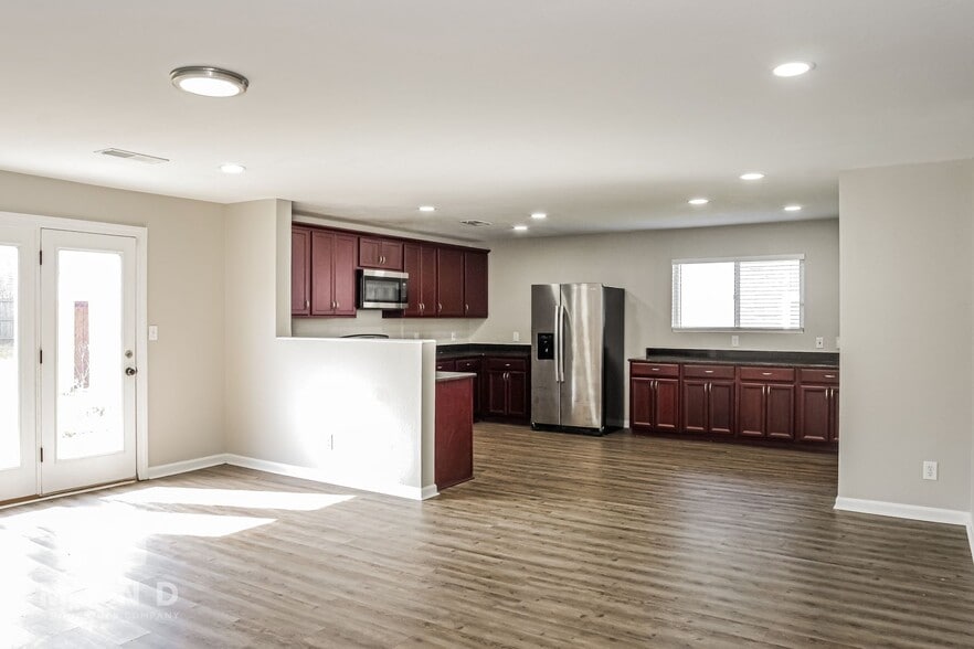 Building Photo - 3225 Lakeland Dr SW