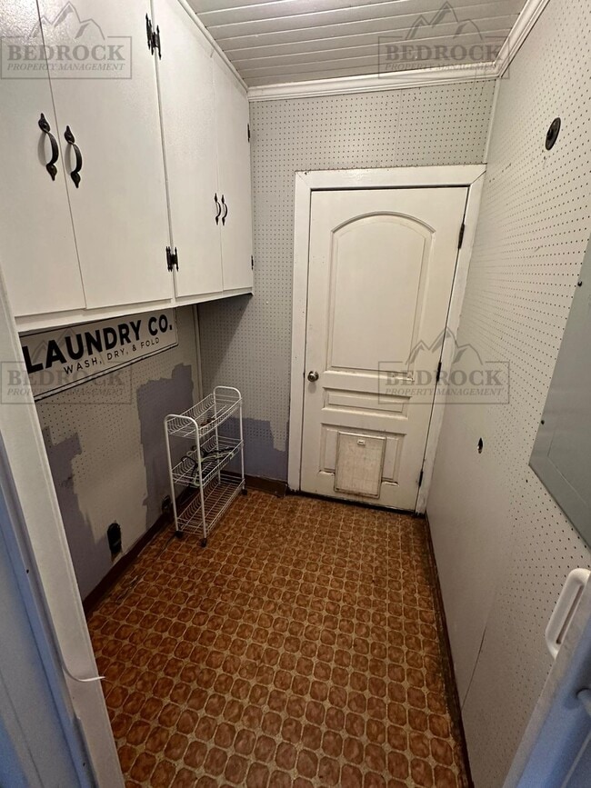 Building Photo - 633 Moulton St E