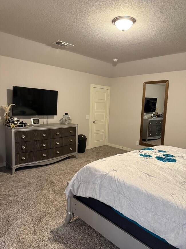 Building Photo - 740 Ft Leonard