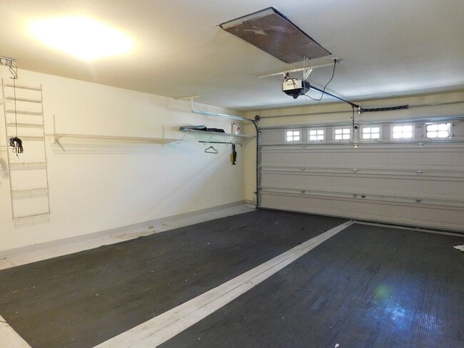 Building Photo - TWO WEEKS FREE RENT IN FOUNTAIN GREENS!