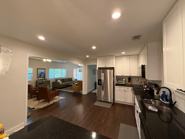 Building Photo - 1594 Boulderwoods Dr SE
