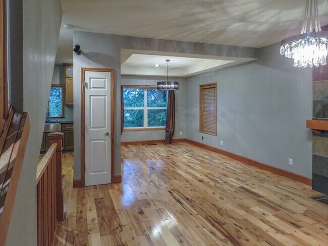 Building Photo - 4 Bedroom Home located in Summer Woods -La...