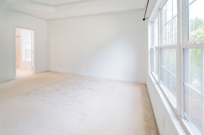 Building Photo - 256 Southbank Dr