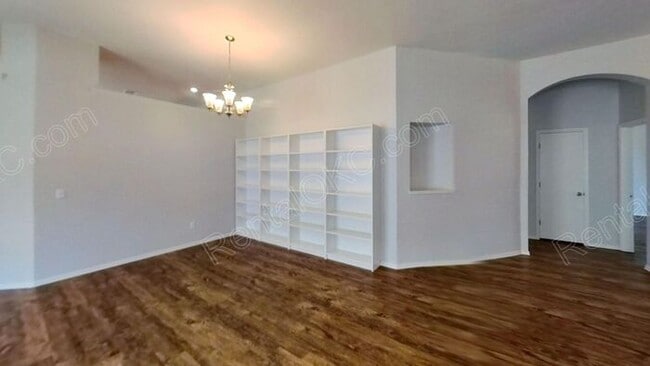 Building Photo - 4 Bed 2 Bath near Buck Thomas Park.