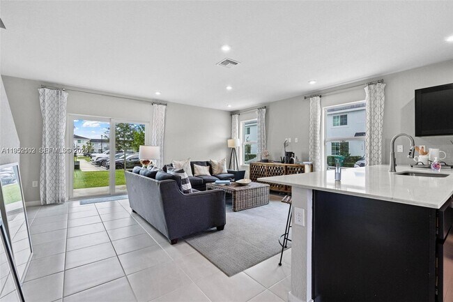 Building Photo - 436 10th Ct