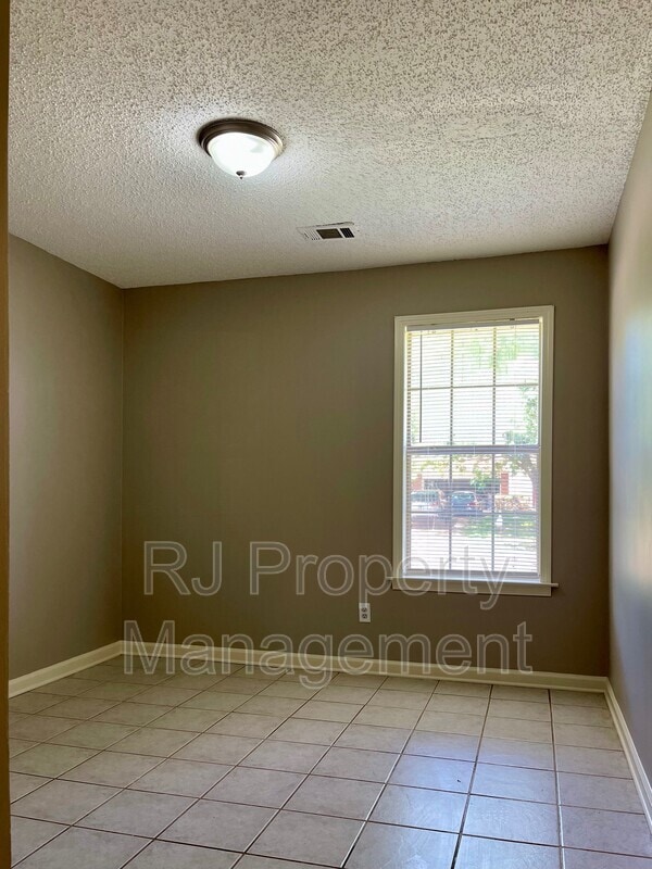 Building Photo - 4592 Tracy Lynn Dr