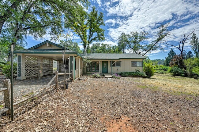 Building Photo - Country living in Beautiful Meadow Vista