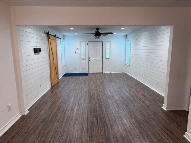 Building Photo - 2044 Des Jardines St