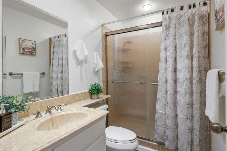 Guest bathroom - 1661 Braddock Ct