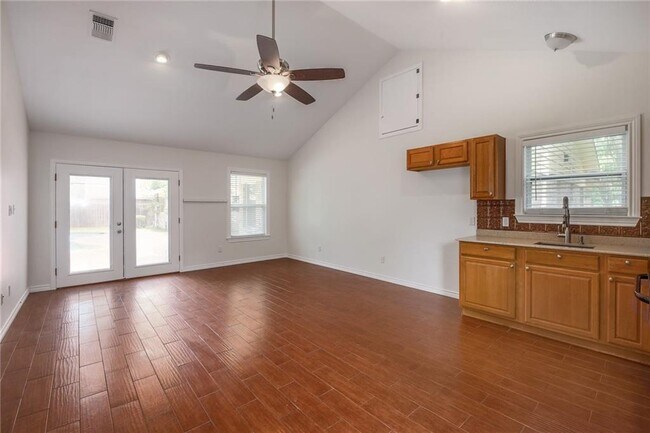 Building Photo - 507 San Jacinto St