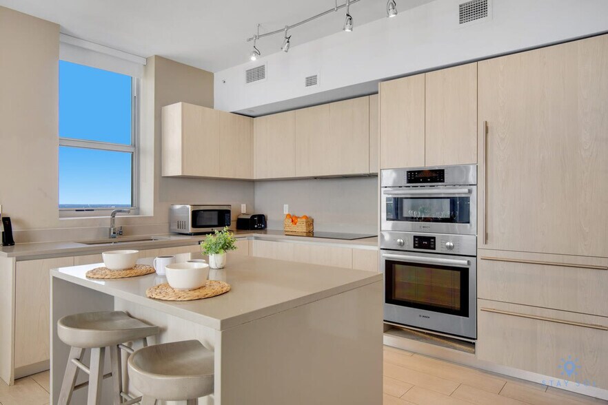 Building Photo - 4010 S Ocean Dr