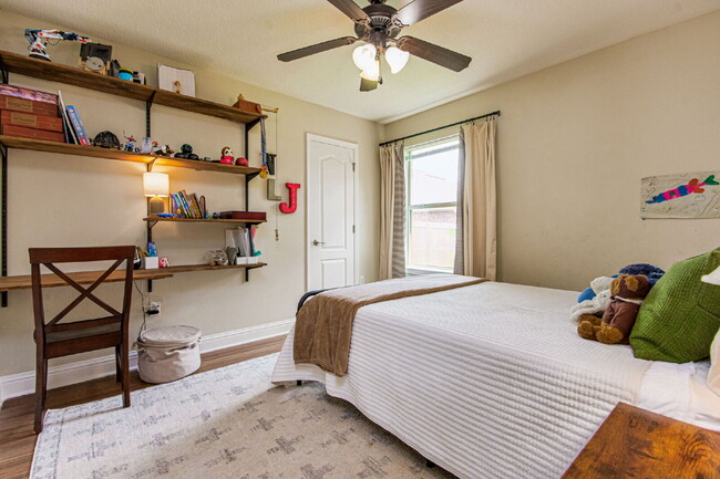 Building Photo - 5 Bed House convenient to Navarre and Hurl...