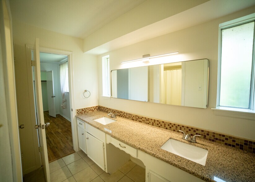 Building Photo - 13602 Fernhill Dr