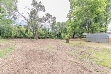Building Photo - "Charming 2-Bedroom Retreat with Huge Yard...