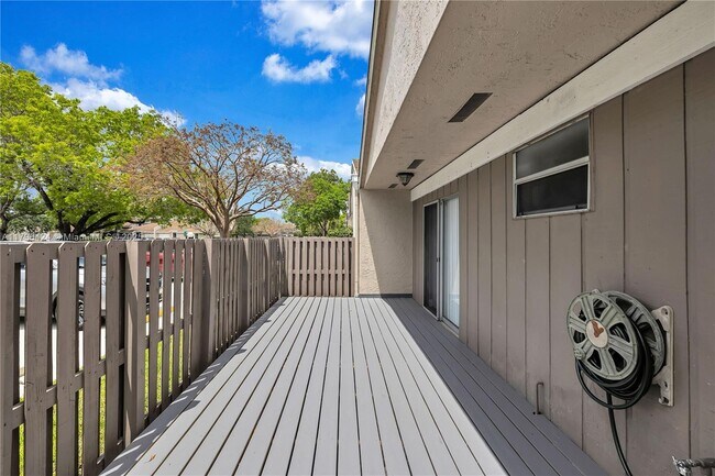 Building Photo - 618 Woodgate Cir