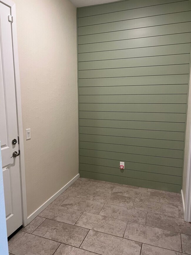 Building Photo - 5140 S Springs Pl