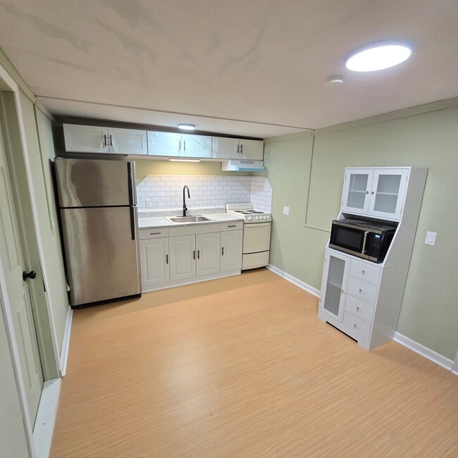 Building Photo - 81 Center St