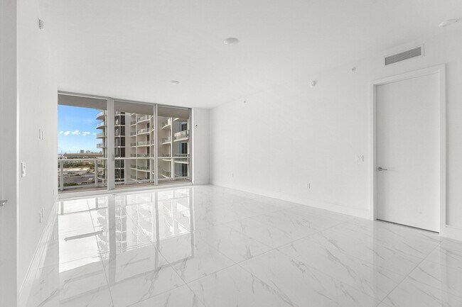 Building Photo - 220 Lake Shore Dr