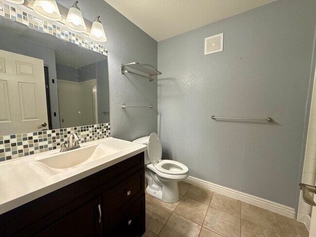 Building Photo - Spacious, Updated 2BR / 2 BA Condo in Gated Community!