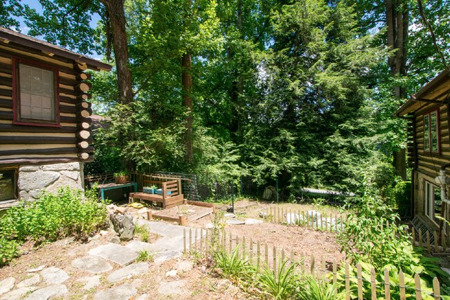 Building Photo - Laurel Park log home 3 bedroom 3 bathroom home.