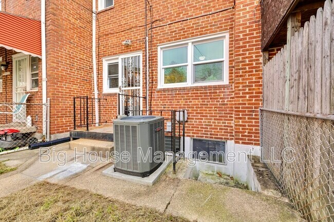 Building Photo - 4310 Roberton Ave