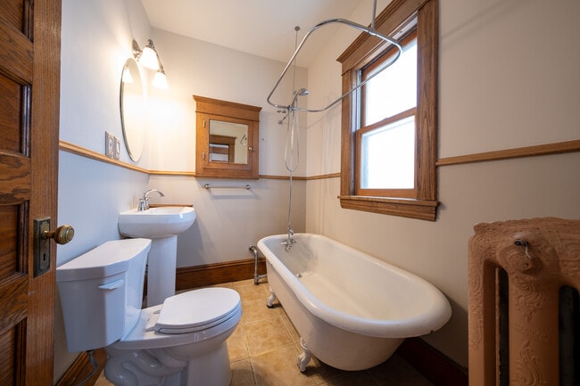 Building Photo - 507 W 33rd St