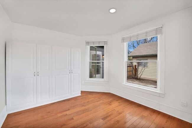 Building Photo - Renovated 2 Bedroom in Downtown Victorian Complex