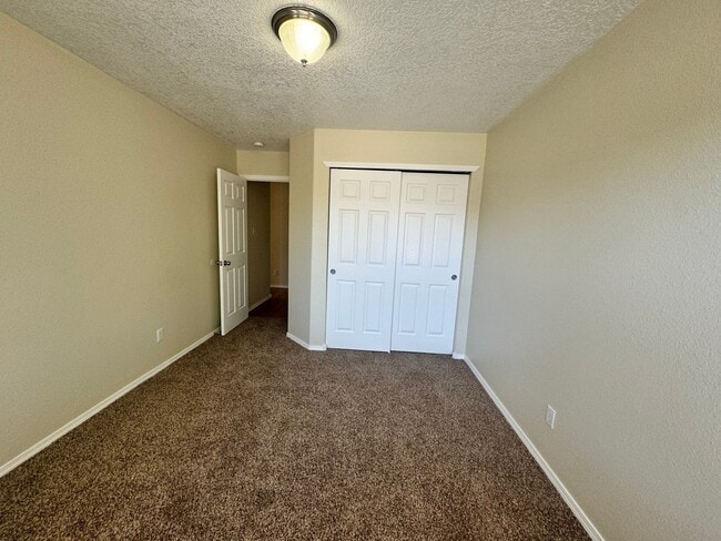 Building Photo - 3 bed 2 bath home in Huning Ranch