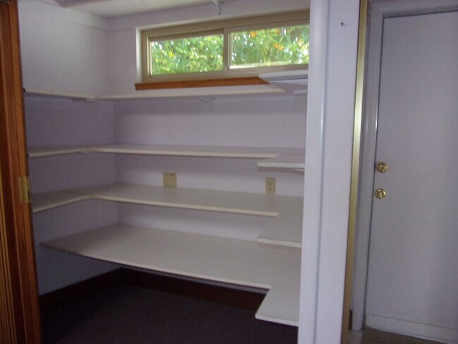 Building Photo - 718 Linwood St