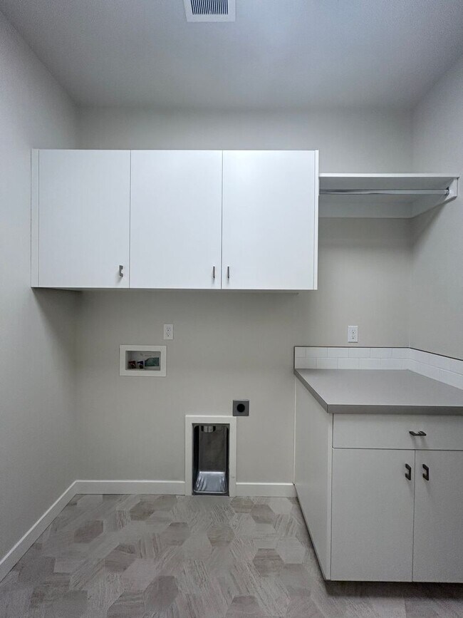 Building Photo - Gorgeous 3 bedroom 2 bathroom Home in Nampa