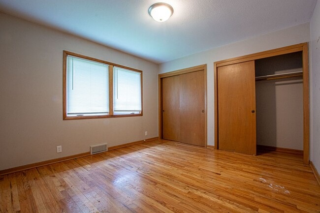 Building Photo - 2 Bedroom / 1 Bath Duplex with Washer/Dryer