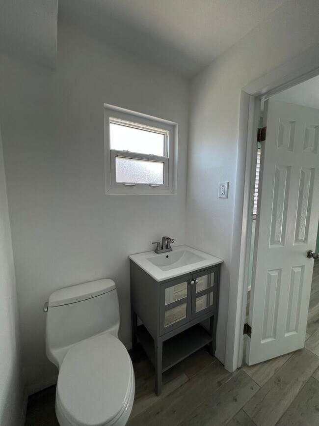 Building Photo - Spacious 3 Bedroom 2 Bath with Pool 2 Blocks from the Beach