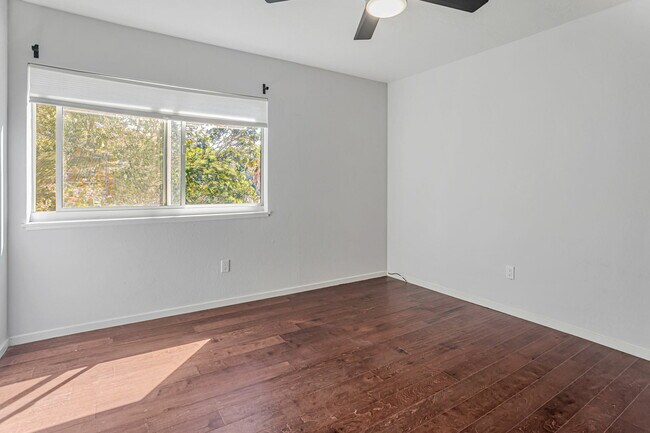 Building Photo - 363 Eden Roc Dr
