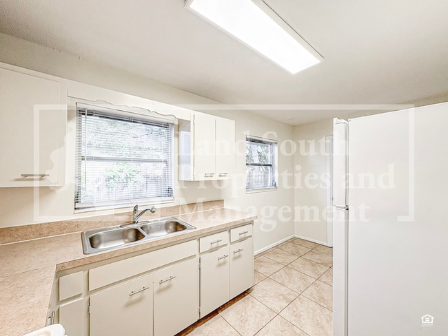 Building Photo - 738 Park Hill Ave