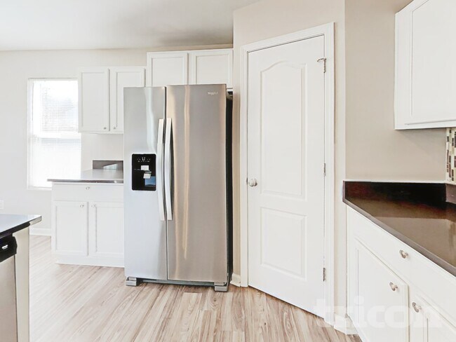 Building Photo - 1912 Carpenter Cabin Dr