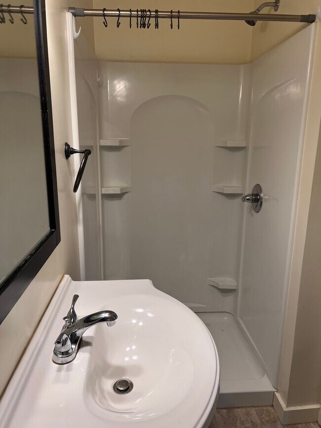 Building Photo - Adorable One Bedroom Upper in Heritage Hil...
